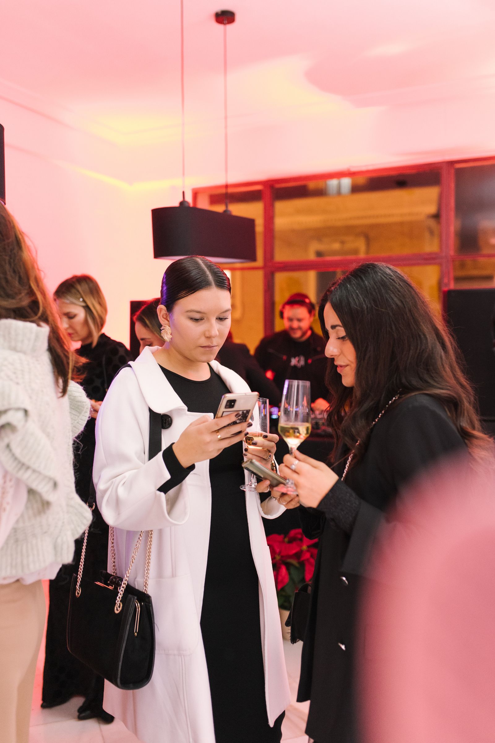 Weddings With Love reúne a artistas, empresarios e influencers en un evento solidario, todas las imágenes