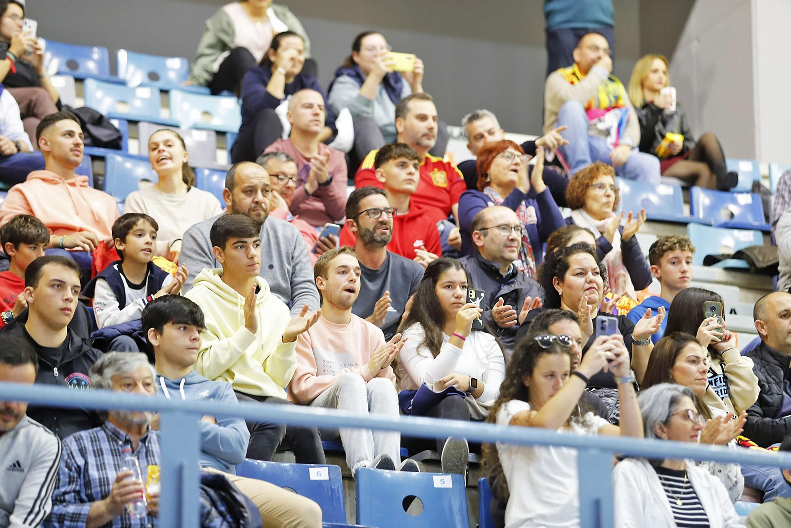 Ambiente en las gradas en el partido de la selección Española femenina de baloncesto contra Islnadia