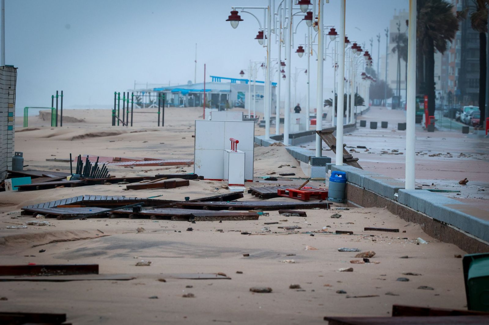 Imágenes de los principales destrozos provocados por la borrasca Leonardo en Cádiz