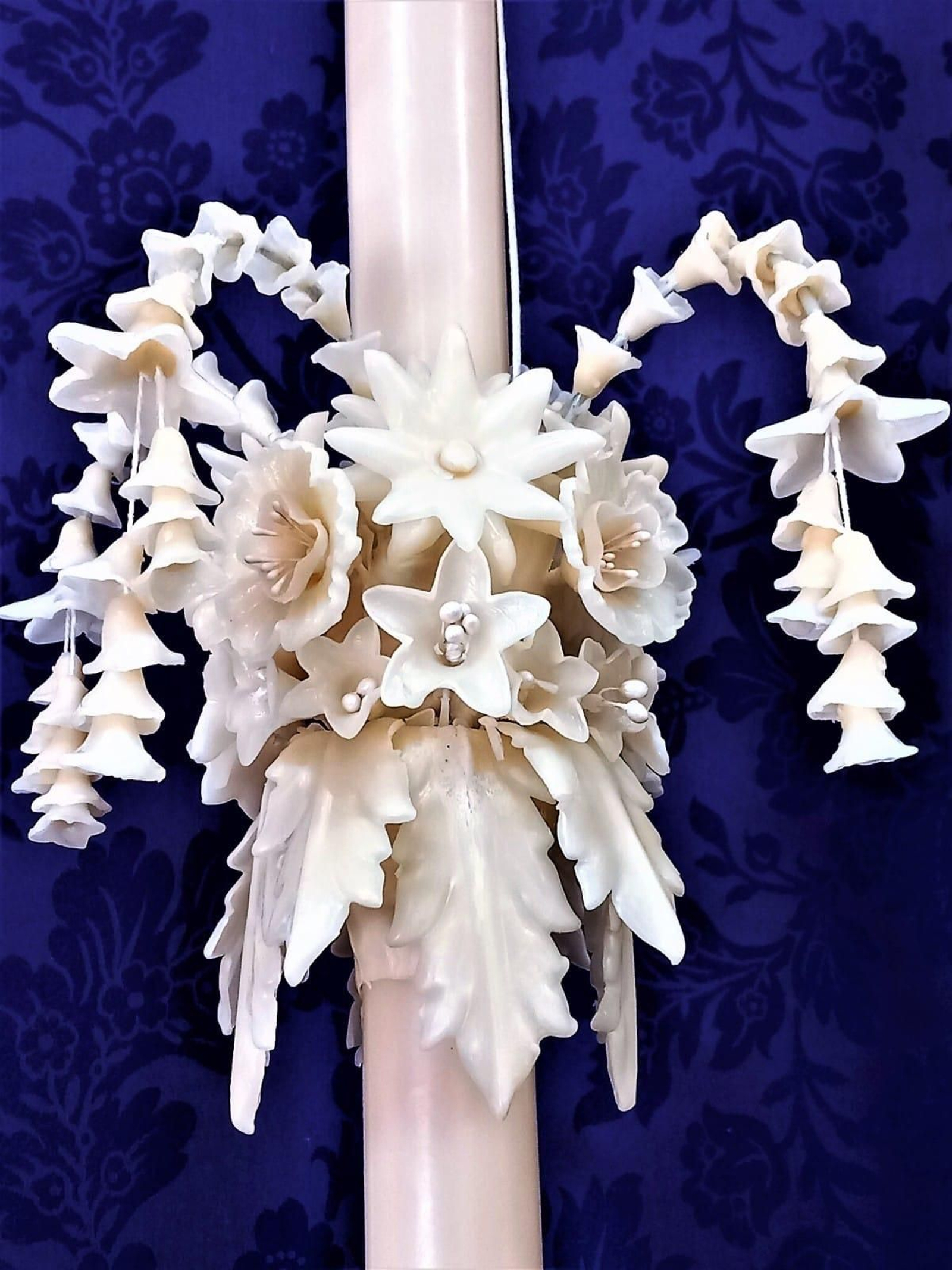 Vela con decoración floral