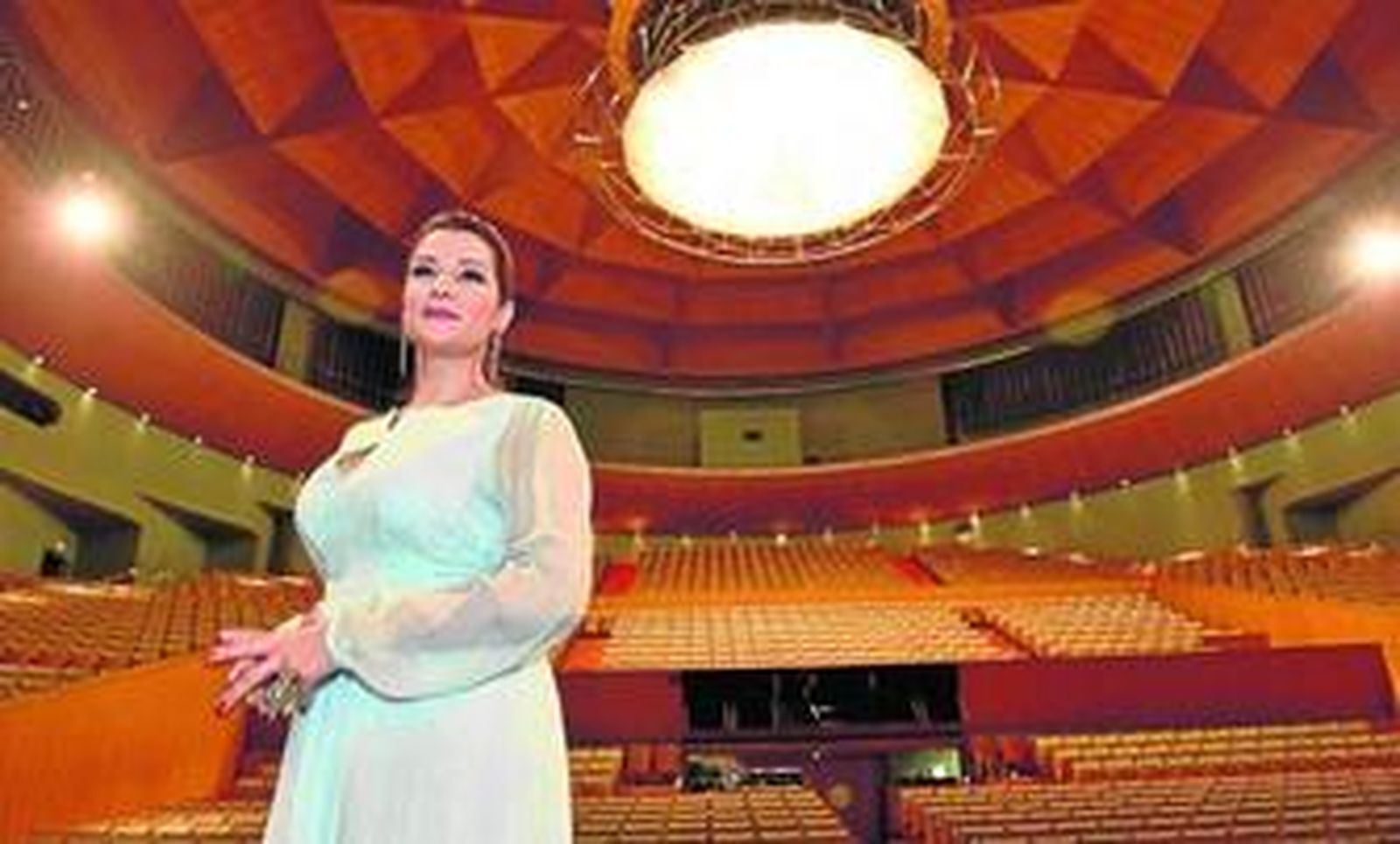 Erika Leiva posa dentro del teatro Maestranza de Sevilla, con el patio de butacas a su espalda.