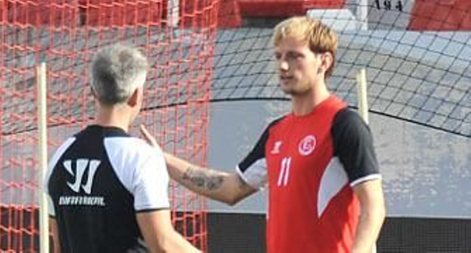 Rakitic dialoga con el preparador físico Sergio Domínguez, en la sesión previa al partido con el Almería. / Juan Carlos Vázquez