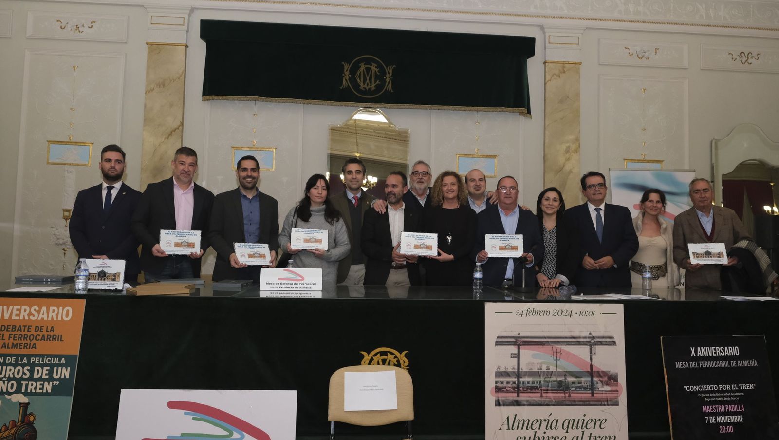 Foto de familia de los galardonados durante el acto central del décimo aniversario de la Mesa en Defensa del Ferrocarril de la Provincia de Almería, celebrado ayer en el Círculo Mercantil.