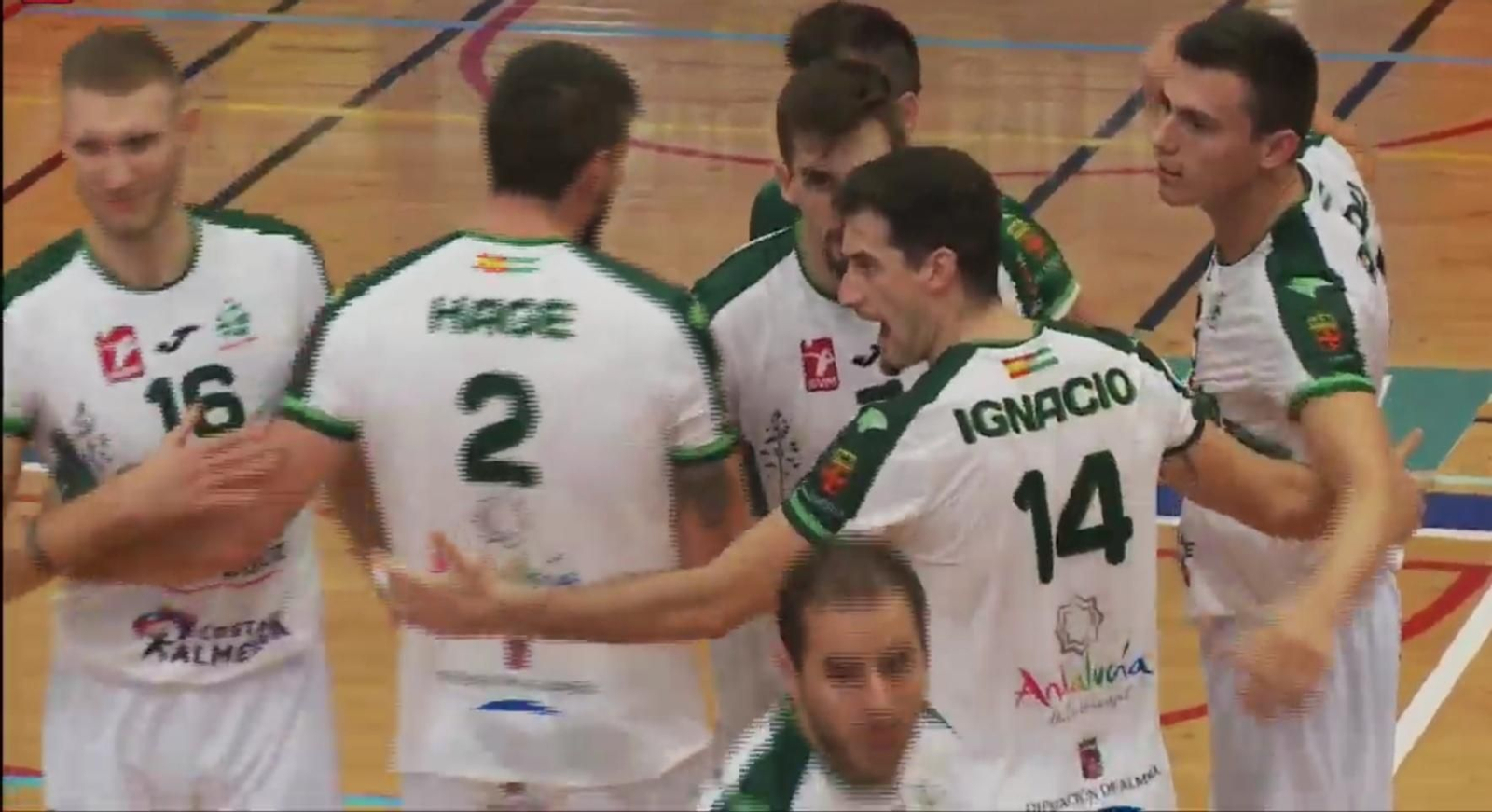 Jugadores ahorradores celebrando un punto en la cancha ibicenca.