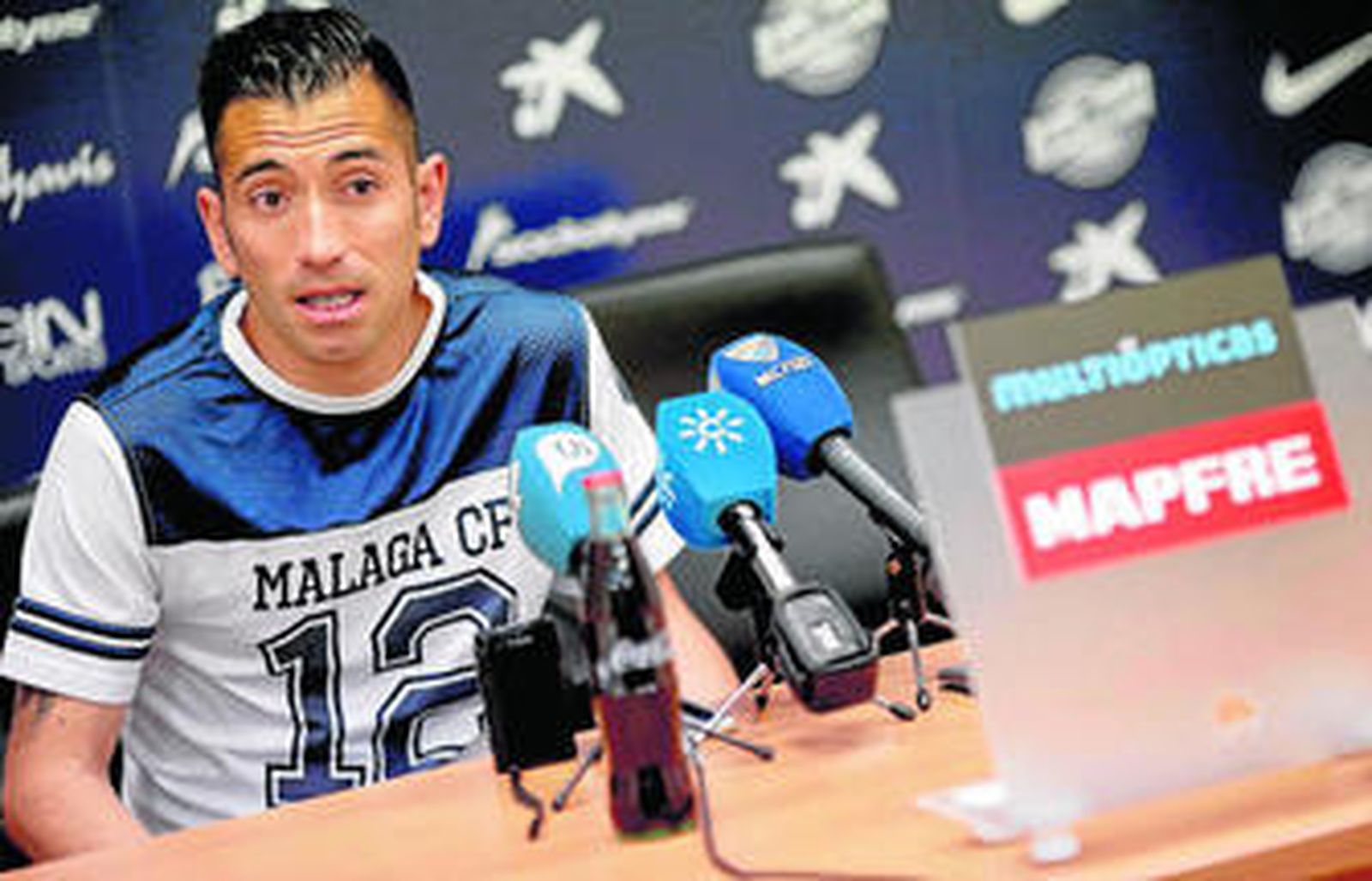 Charles, respondiendo ayer una pregunta en la sala de prensa del estadio de atletismo.