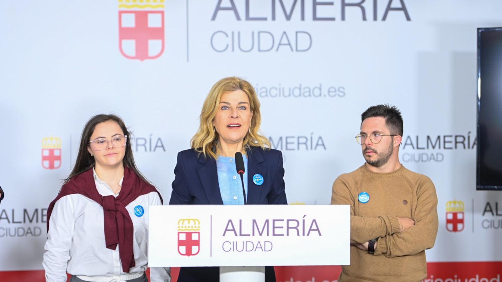 La concejala Paola Laynez junto a Laura y Gregorio, los protagonistas de la nueva campaña de sensibilización que ha lanzado Asalsido