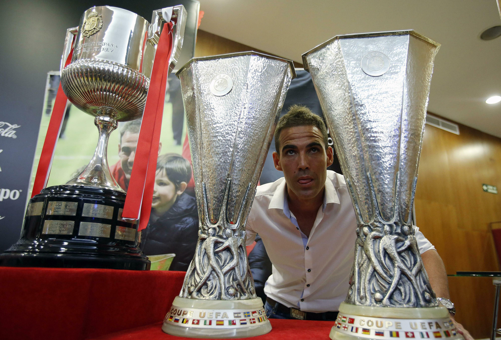 Fernando Navarro, en su despedida del Sevilla en 2015, posando con sus tres títulos conquistados.