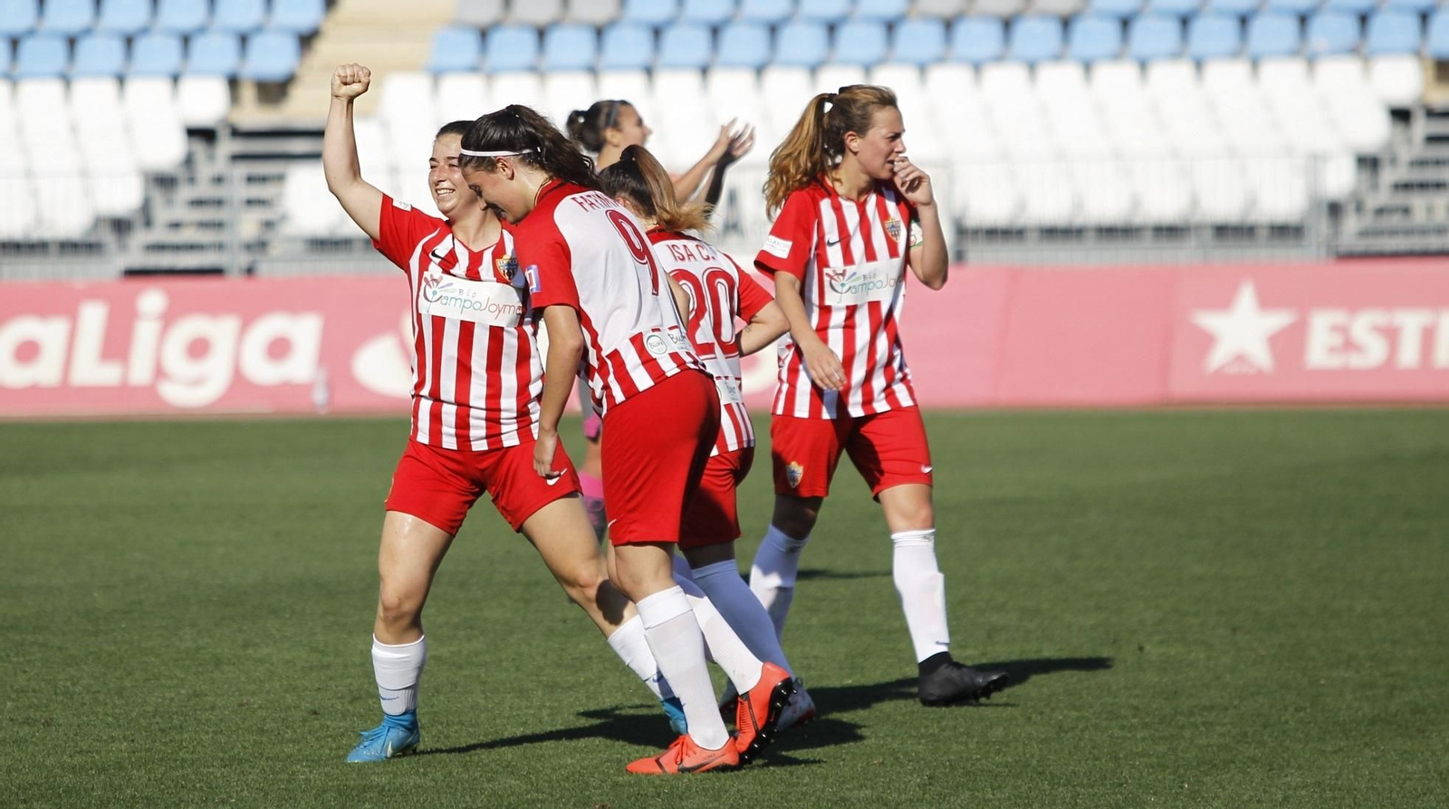 Jugadoras almerienses celebrando el gol de la ida en el Mediterráneo.