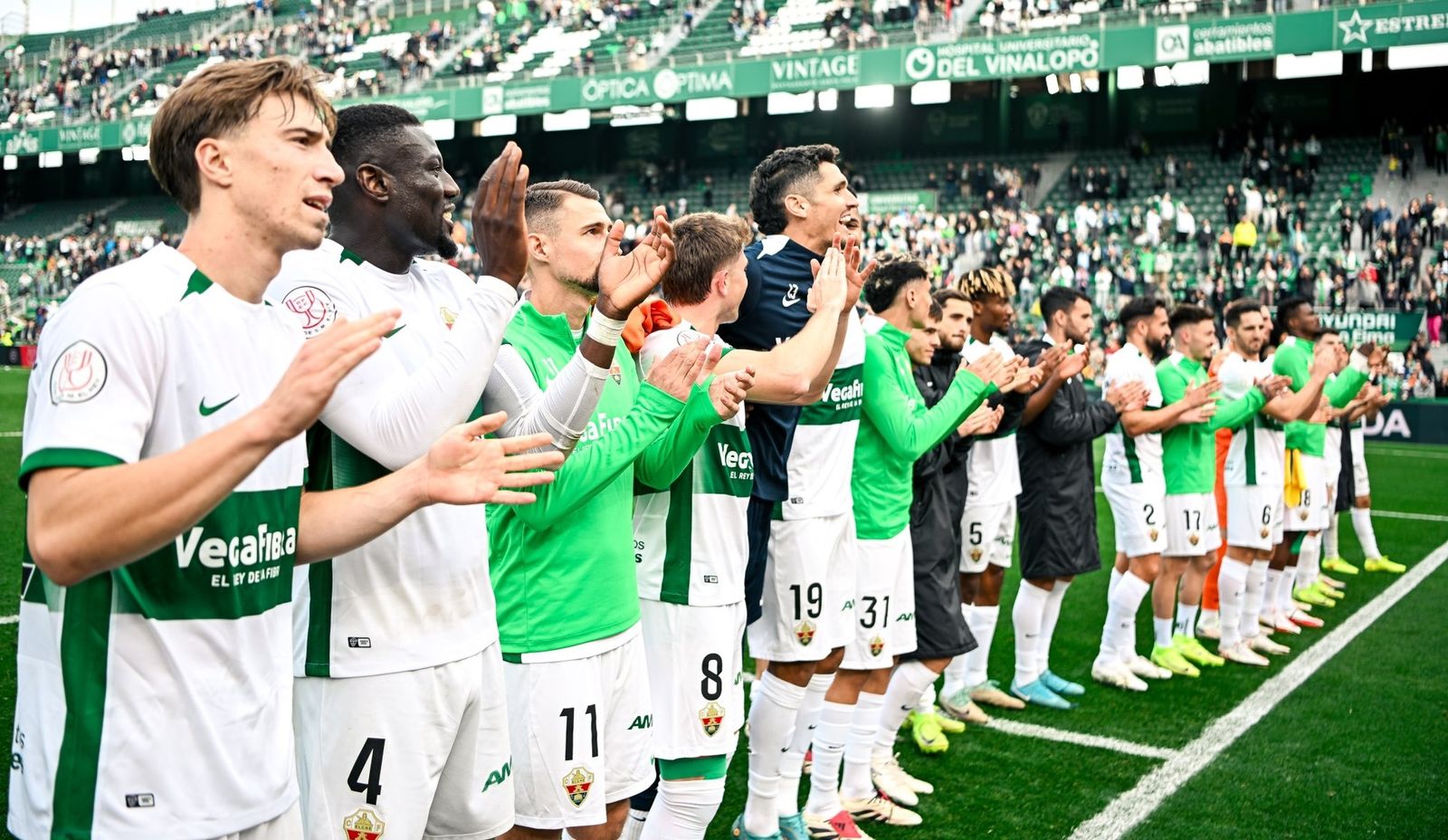 Los jugadores del Elche celebran su pase copero en el Martínez Valero.