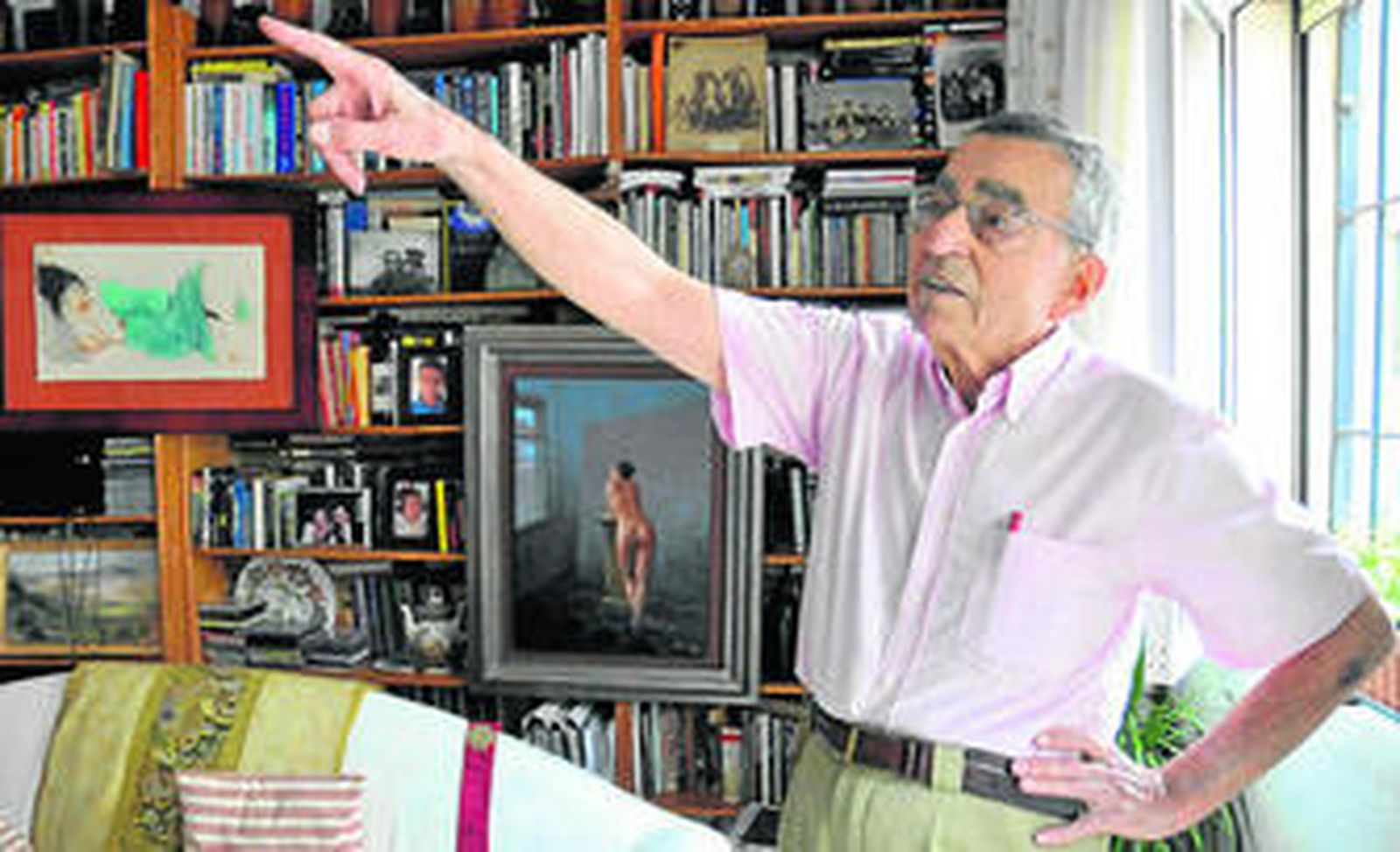 ignacio Darnaude, en su casa de la Alfalfa, donde cuenta con una de las mayores bibliotecas sobre comunicaciones alienígenas.