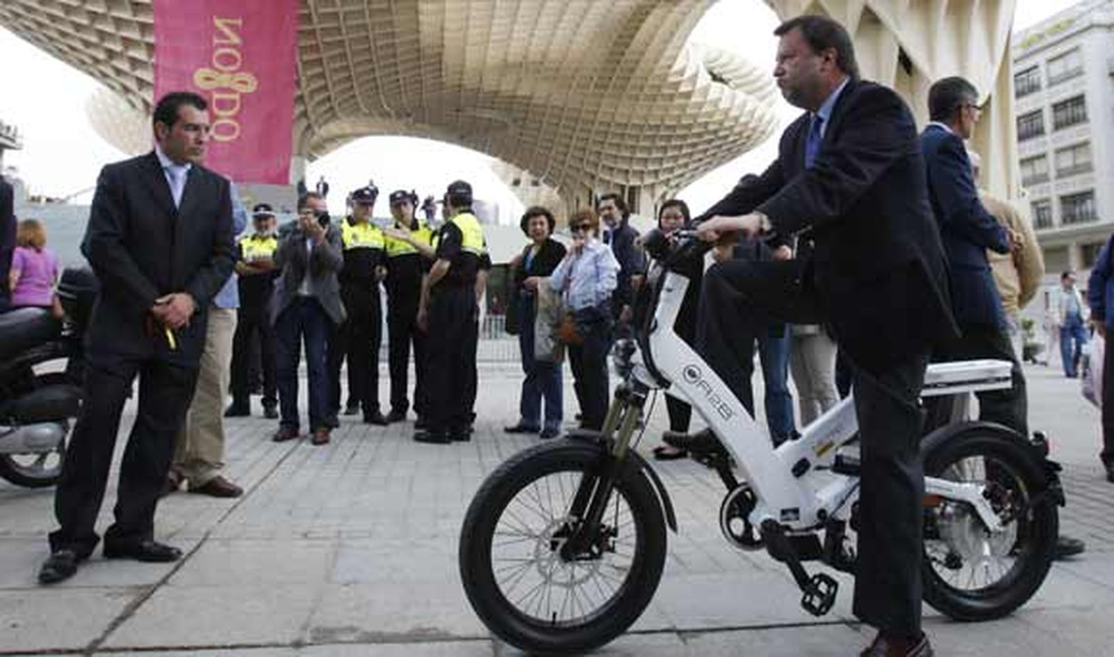 El Ayuntamiento incorpora motos eléctricas a las empresas municipales