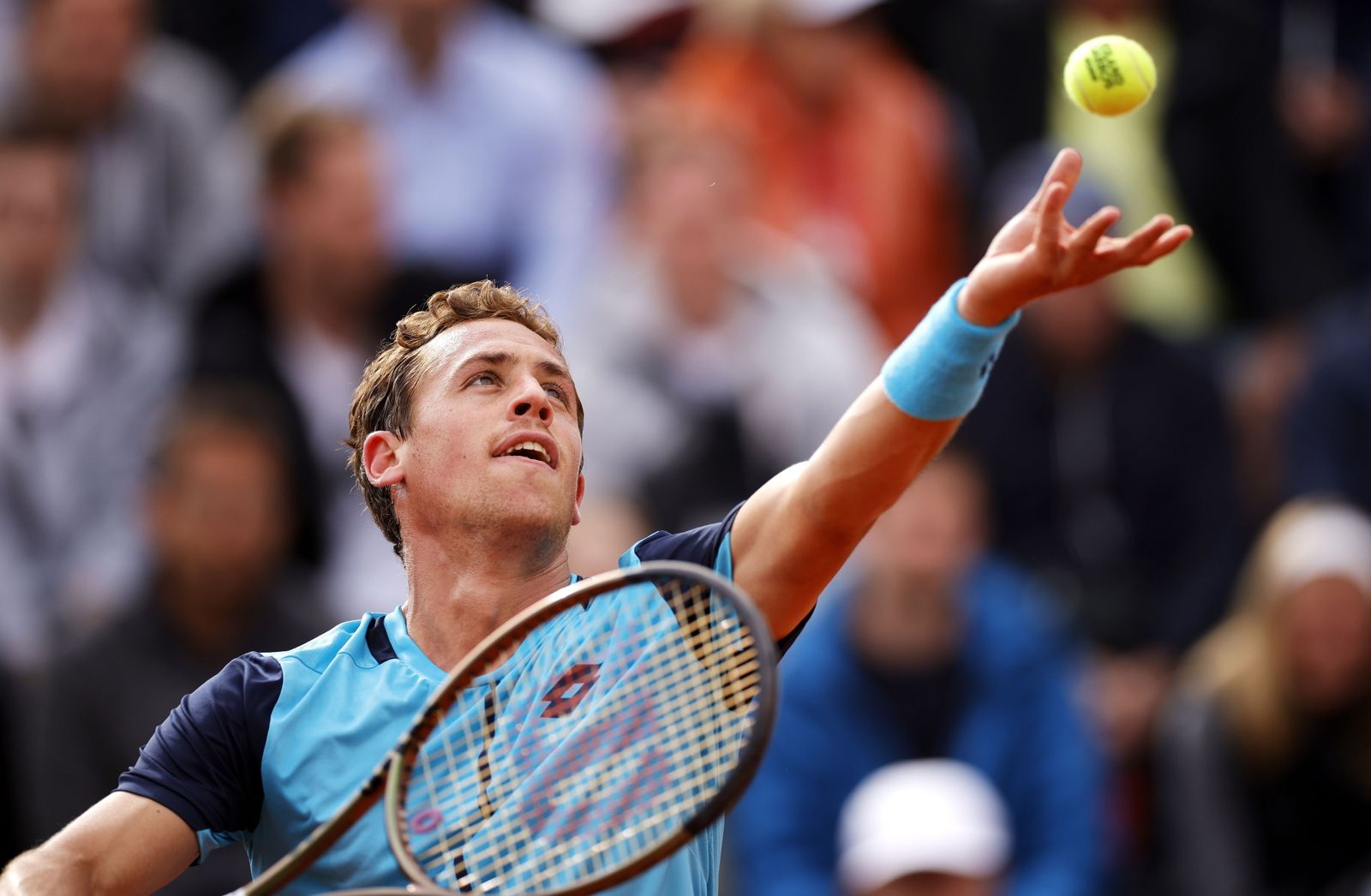 Carballés se dispone a sacar en el torneo parisino.