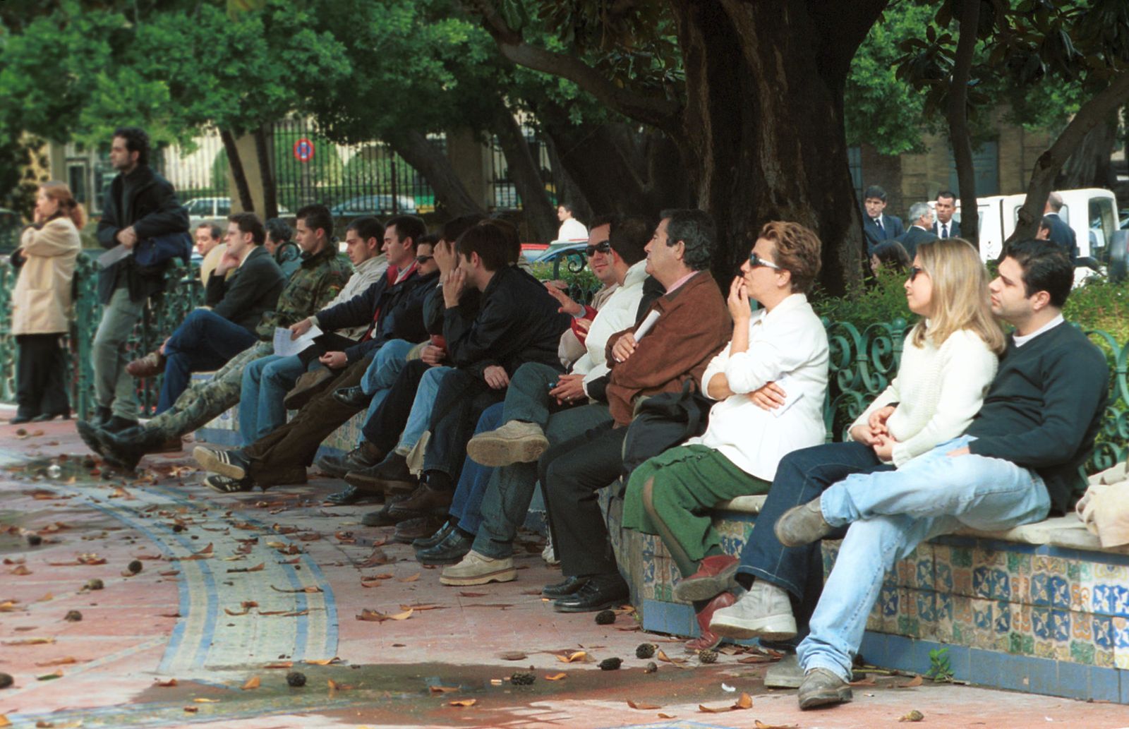 Un grupo de personas espera a la finalización de un sorteo de vivienda pública.
