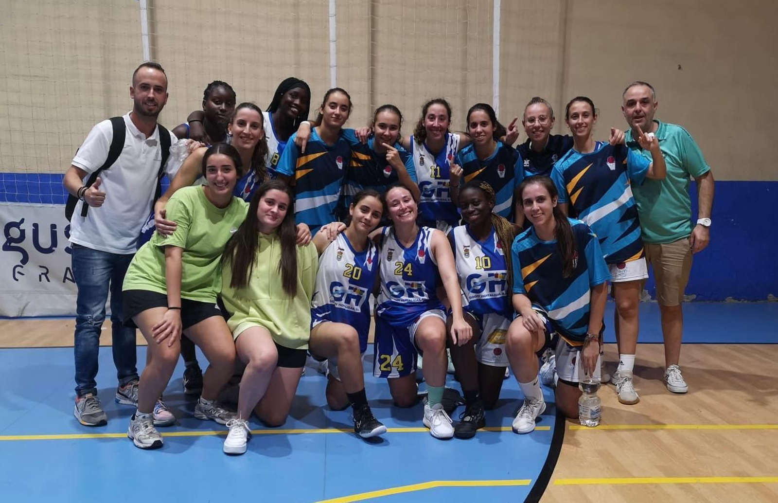 El conjunto almeriense posa tras la victoria