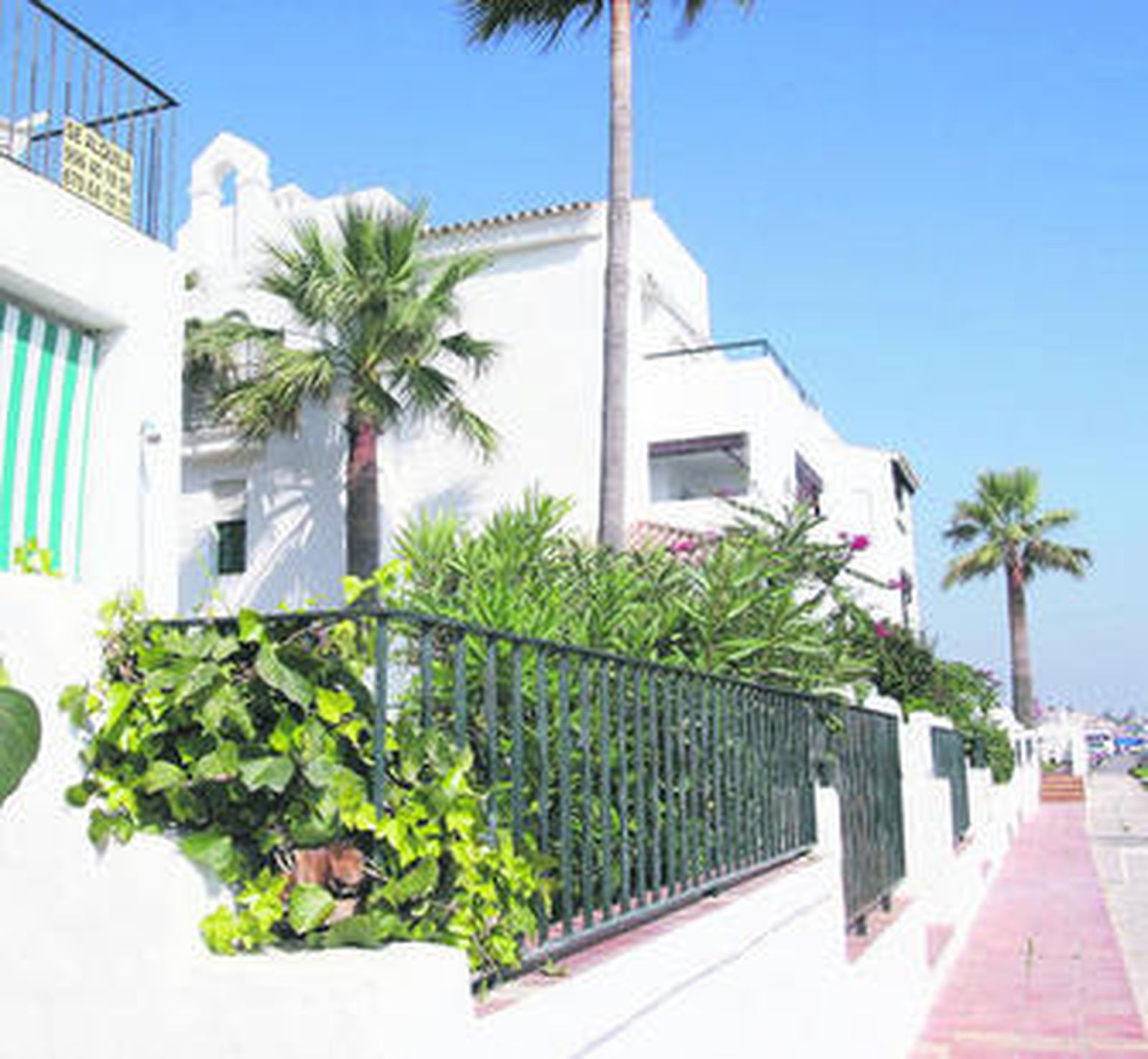 Un piso en la playa de La Barrosa con el cartel de "se alquila".