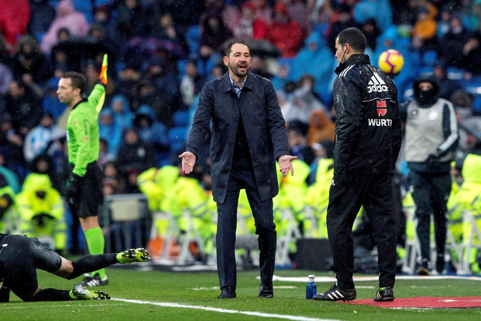 Machín dialoga con el cuarto árbitro en un lance del partido.