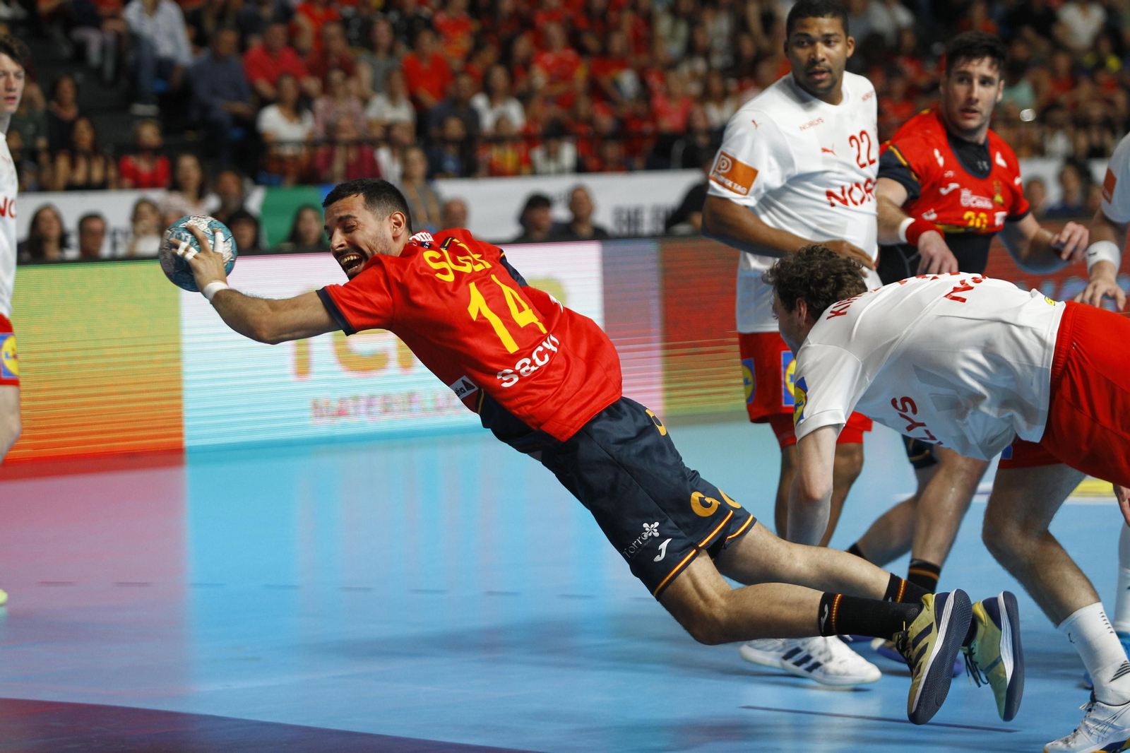 Imágenes del España-Dinamarca de la EHF Euro Cup de balonmano, en Almería