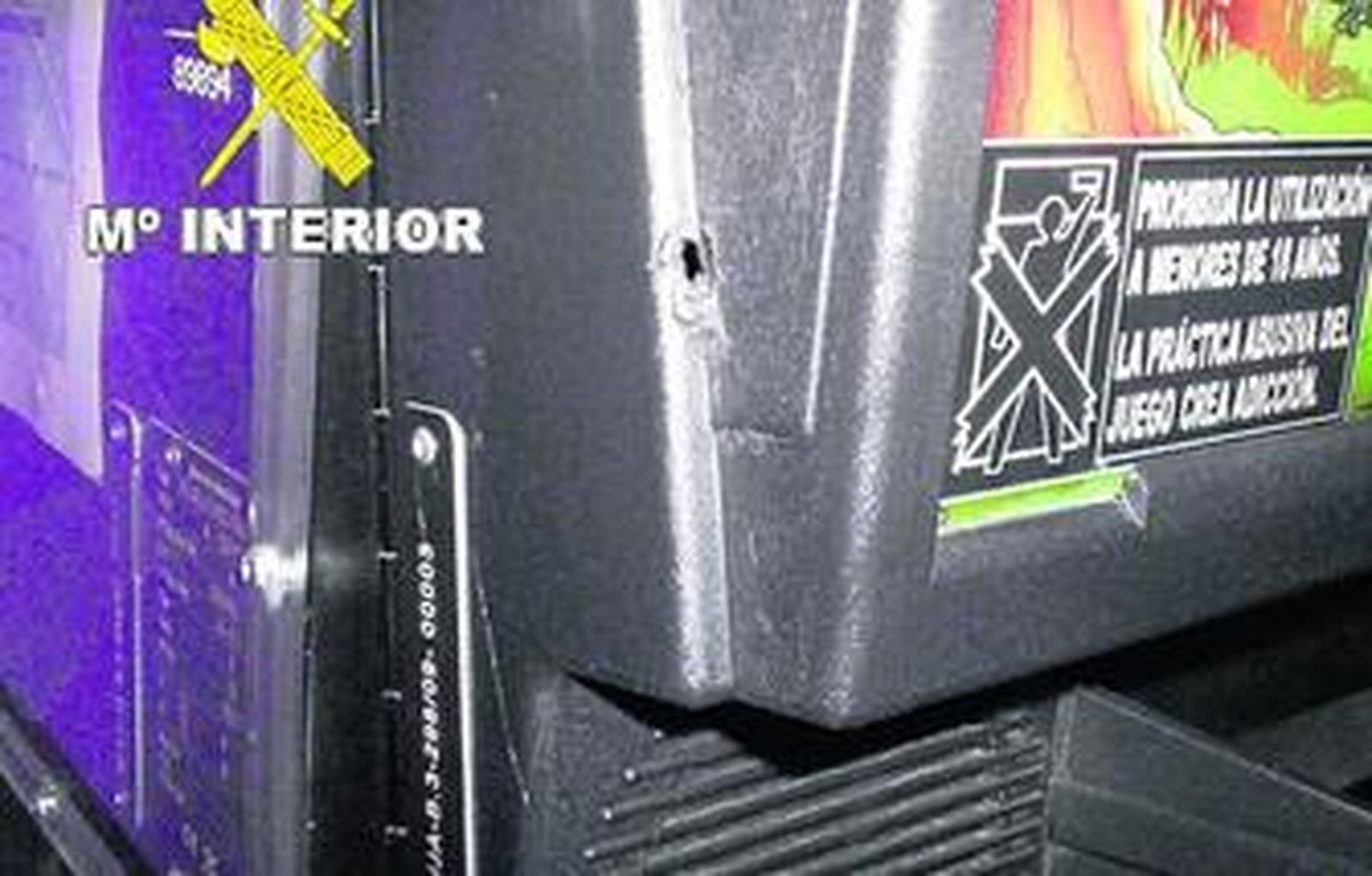 En la imagen, una máquina tocada por la banda, con el agujero hecho gracias al cual se hacían con el dinero.