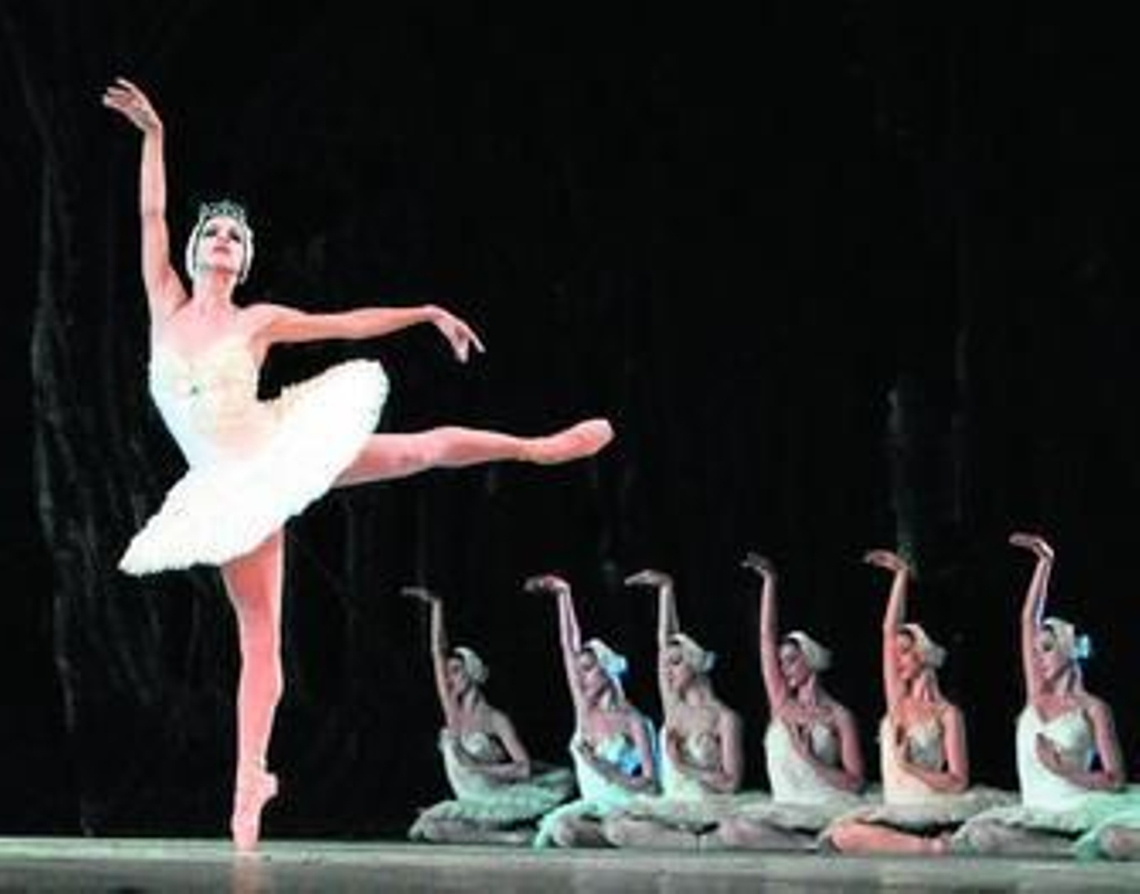 El Ballet Nacional de Cuba presentado 'El Lago de los cisnes'.