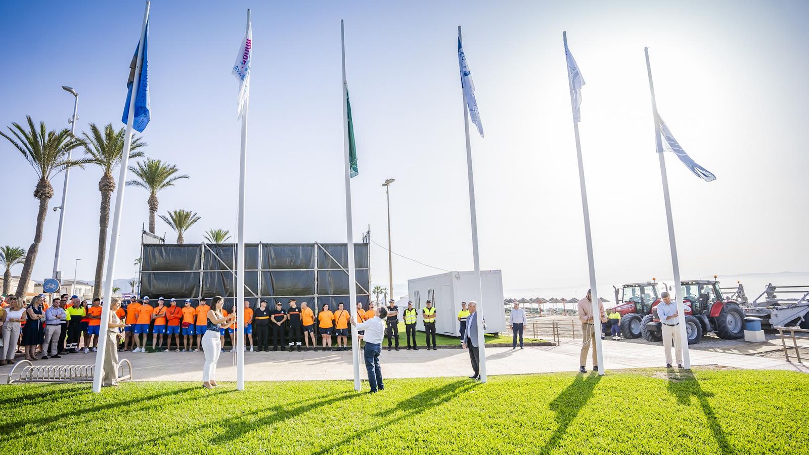 Las seis banderas que acreditan la calidad de las playas ya ondean en el litoral roquetero.