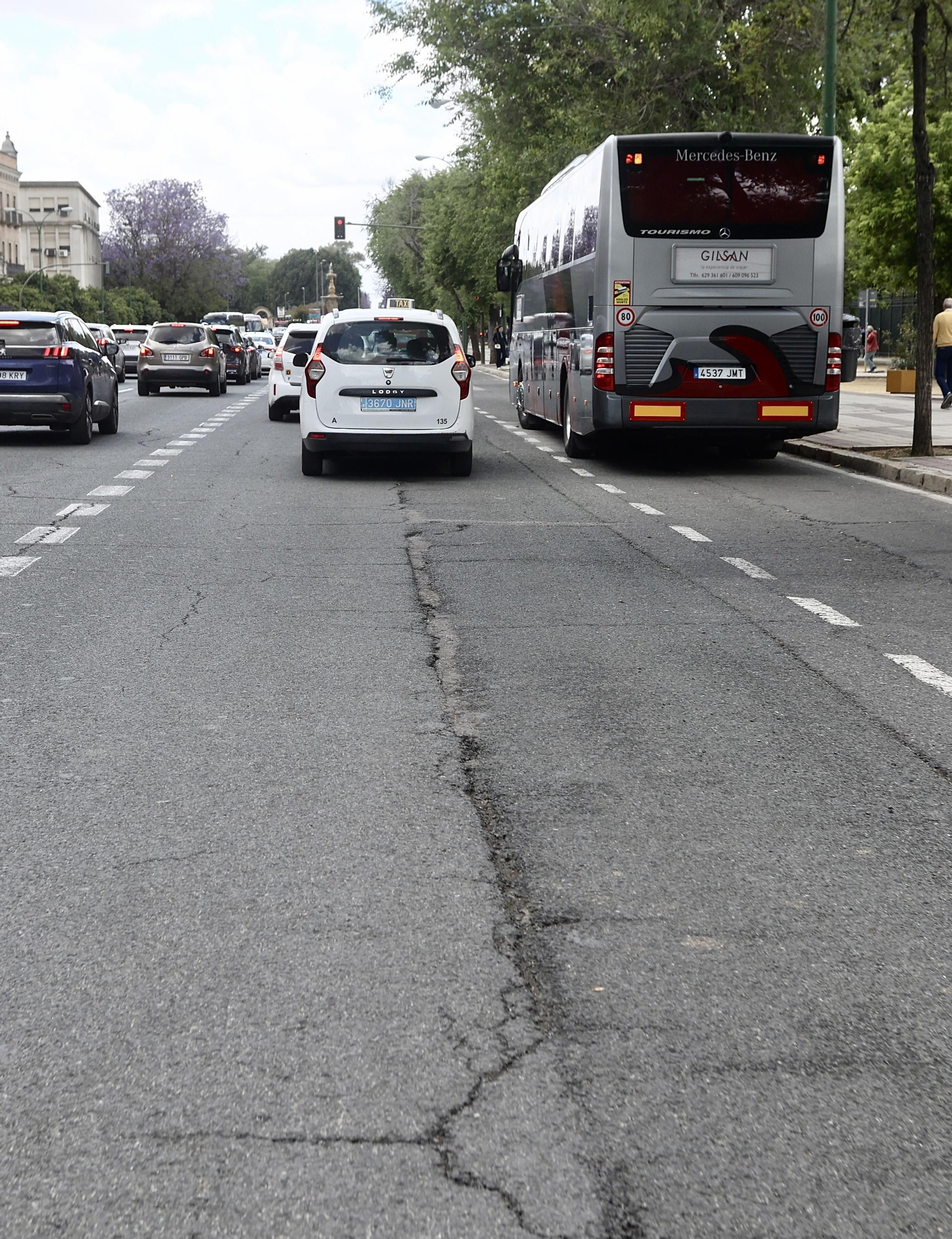 Grietas y baches en las avenidas principales