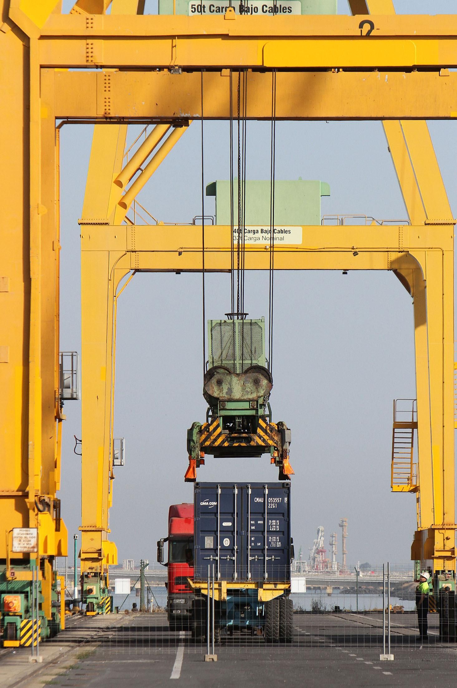 Carga de contenedores en el Muelle Sur del Puerto de Huelva.