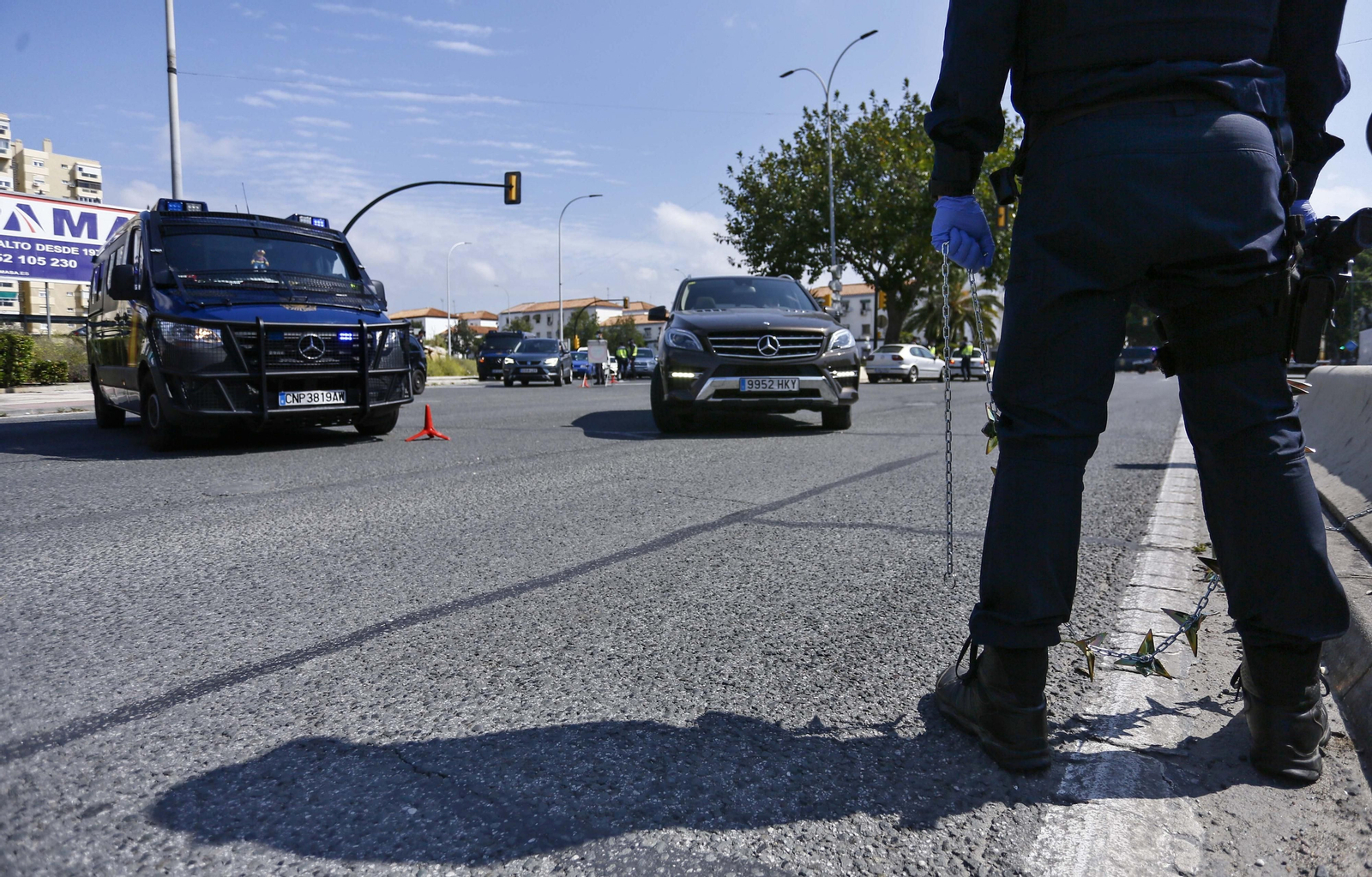 Un agente en uno de los controles de tráfico en Málaga durante el estado de alarma del coronavirus.