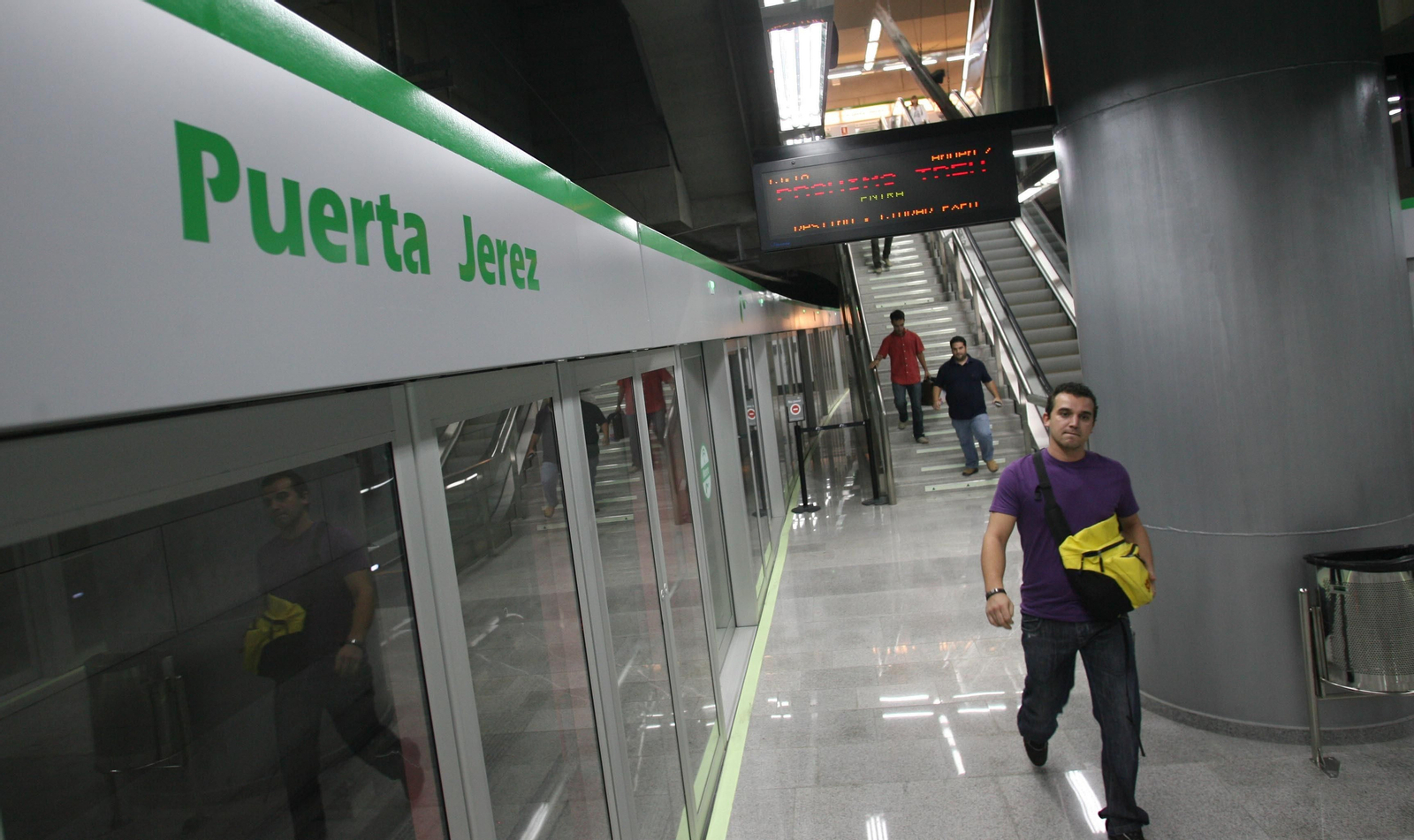 Usuarios en la estación de Metro de Puerta de Jerez en una imagen de archivo.