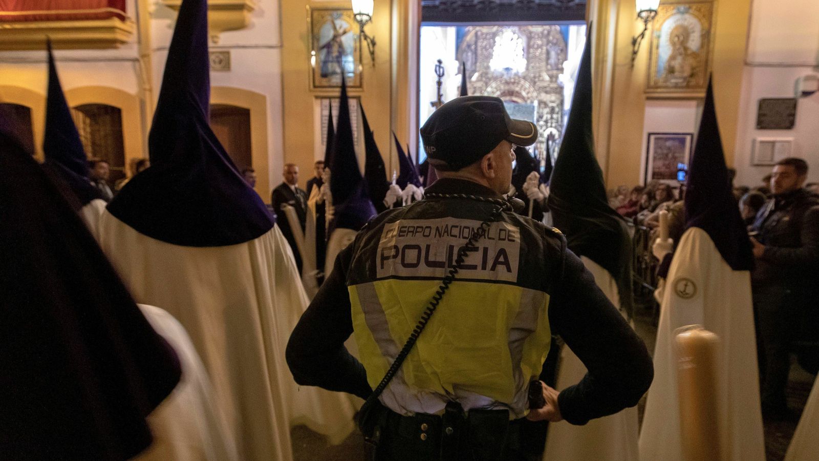 Un policía nacional, en la salida de la Esperanza de Triana.