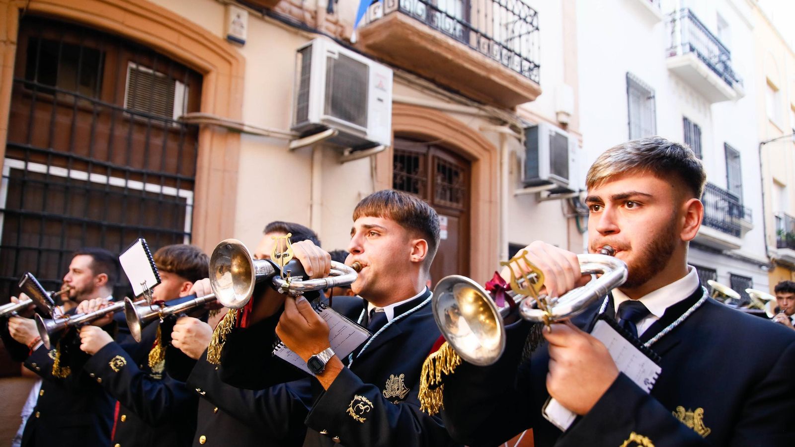 Vea la salida de la Hermandad de Los Ángeles de la Catedral de Almería