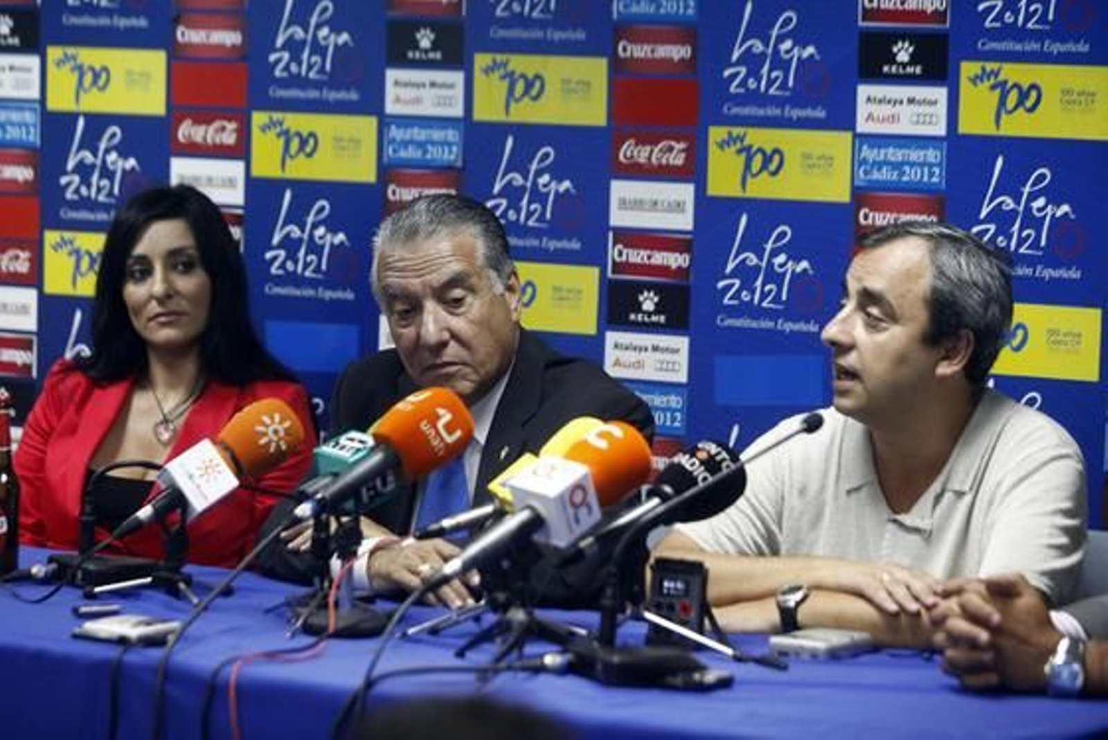 Juan José Pina se presenta como nuevo presidente del Cádiz junto a los nuevos consejeros Elena Pina y Antonio Moya. 

Foto: Jesus Marin