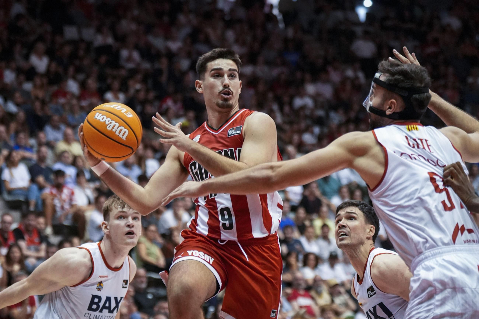 Ataque del Basquet Girona en el partido ante el Manresa
