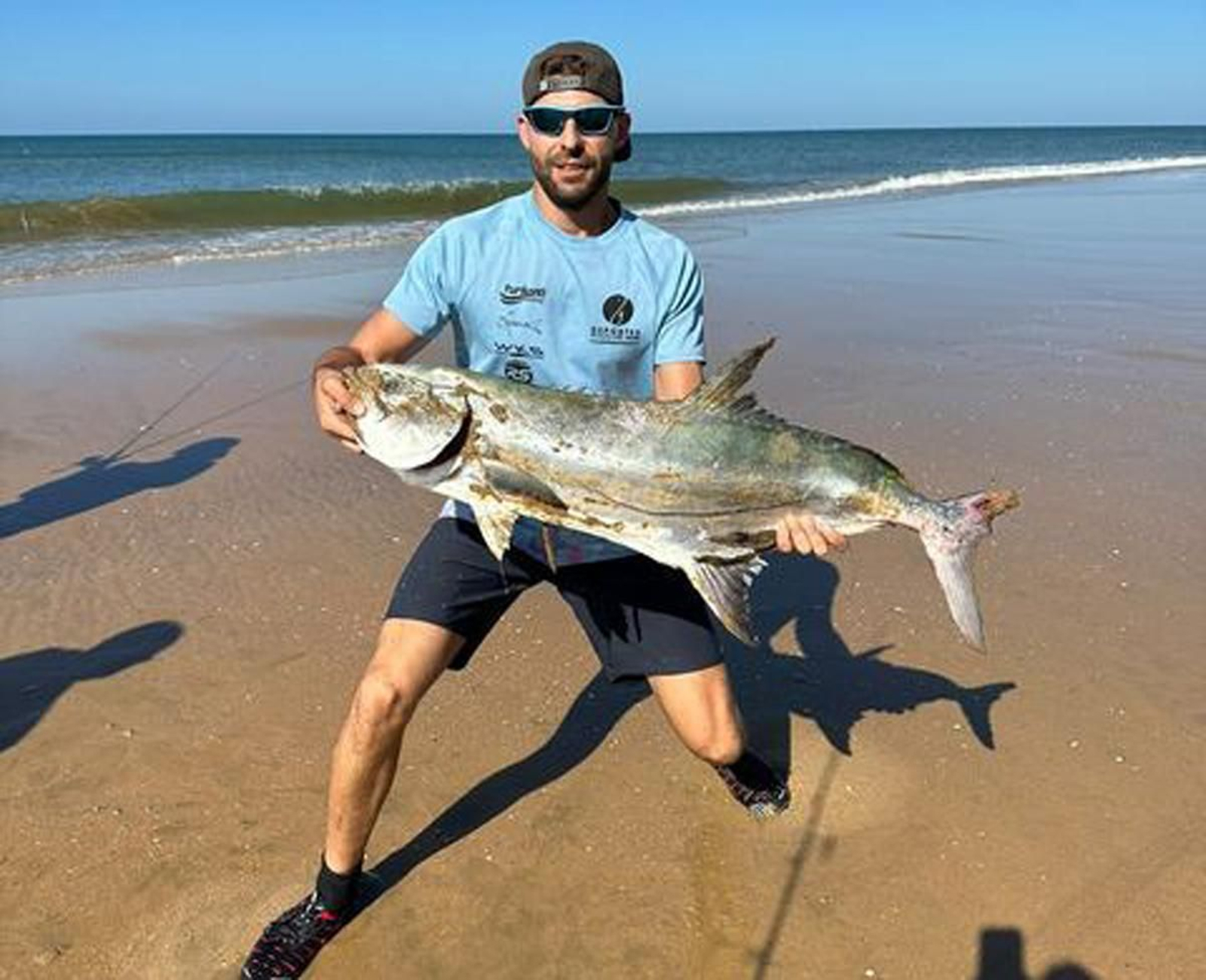 Sergio Hervás muestra el inusual palometón capturado en aguas de Mazagón