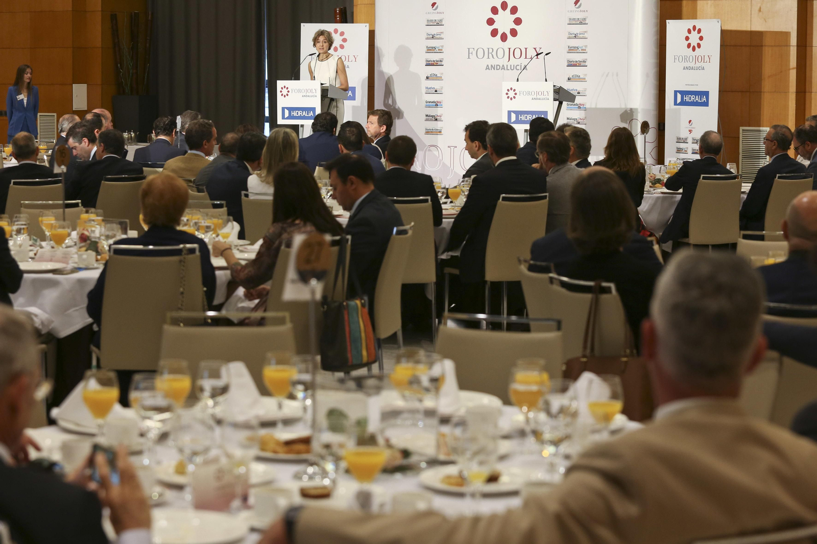 Las imágenes del desayuno-coloquio con Isabel García Tejerina