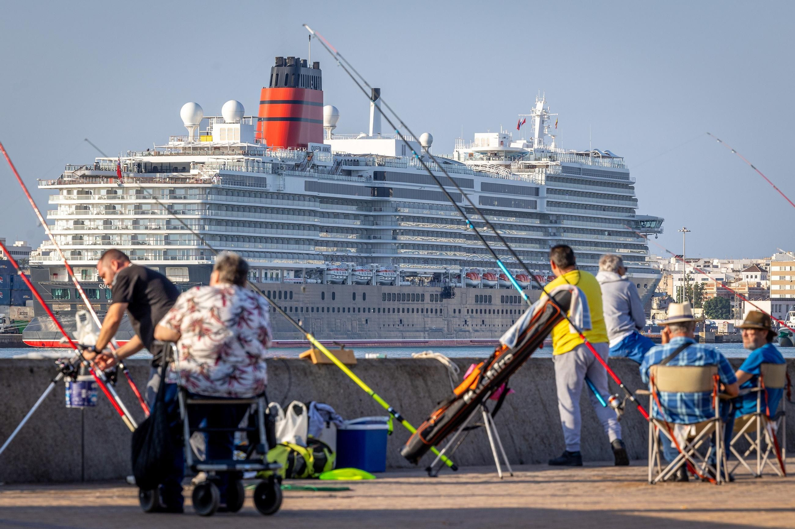 Los tres cruceros que llegaron este miércoles a Cádiz llenaron el puerto así como todas las calles del centro de la ciudad de turistas Los tres cruceros que llegaron este miércoles a Cádiz llenaron el puerto así como todas las calles del centro de la ciudad de turistas