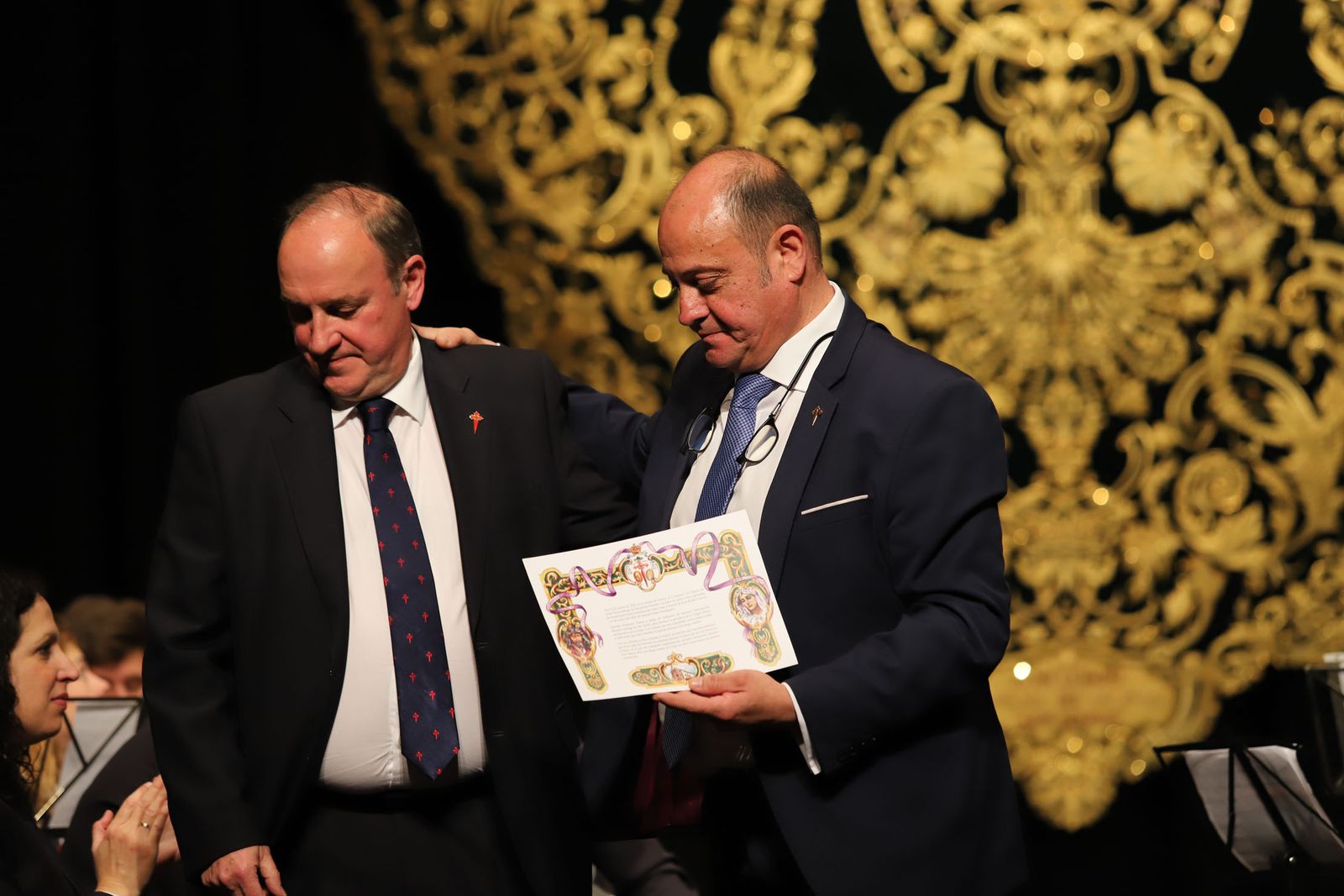 Presentan manto de la Virgen del Amor.