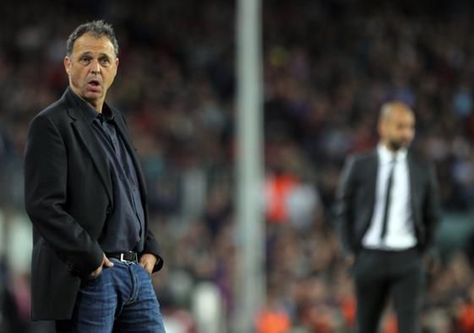 Caparrós, con Guardiola de fondo. / EFE