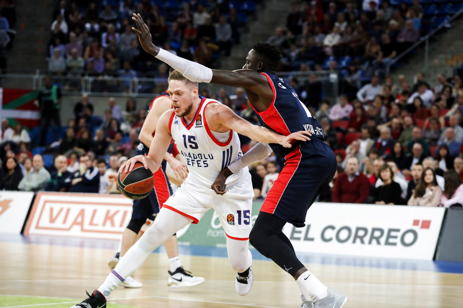 El pívot serbio Vladimir Stimac, durante su paso por el Anadolu Efes, ante elbaskonista Ilimane Diop.