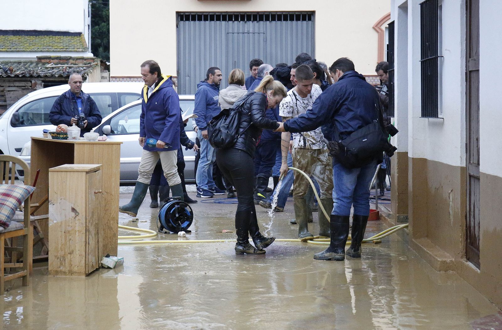 Vecinos de Cártama limpian un local anegado.