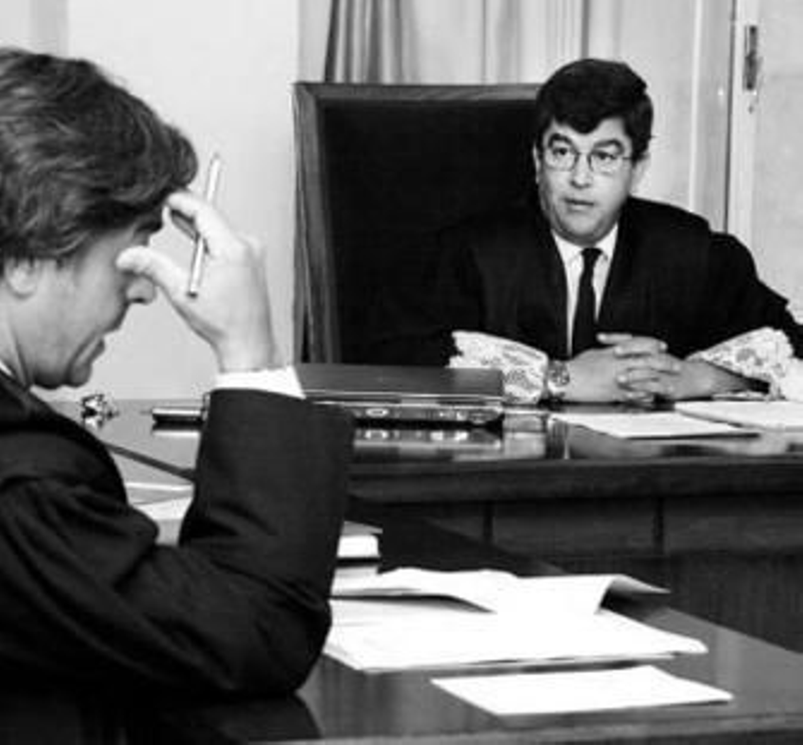 Un juez de Sevilla celebra una vista oral.