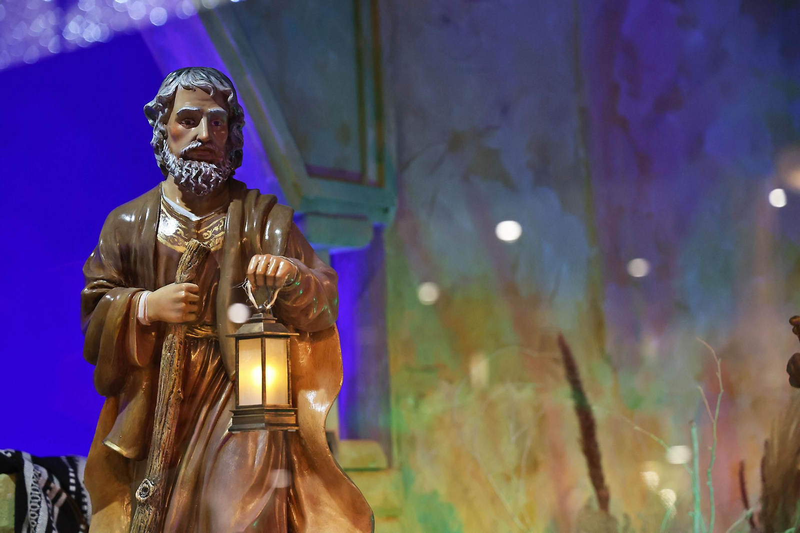 Imágenes de la inauguración del Belén Solidario del Consejo de Cofradías y Hermandades y el Corte Inglés