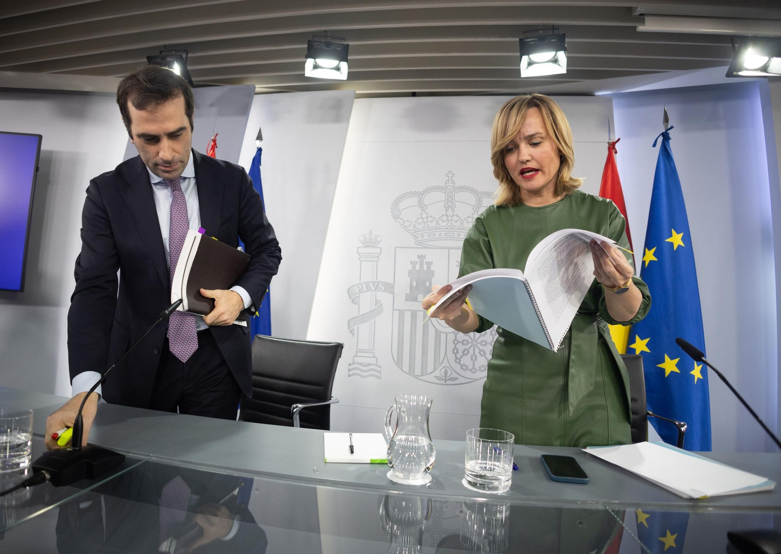 El ministro de Economía, Carlo Cuerpo, y la portavoz del Gobierno, Pilar Alegría, tras el Consejo de Ministros de este jueves.