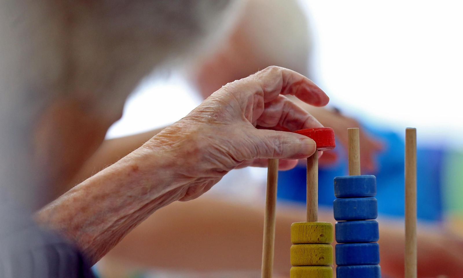 Paciente de Alzheimer realizando una actividad.