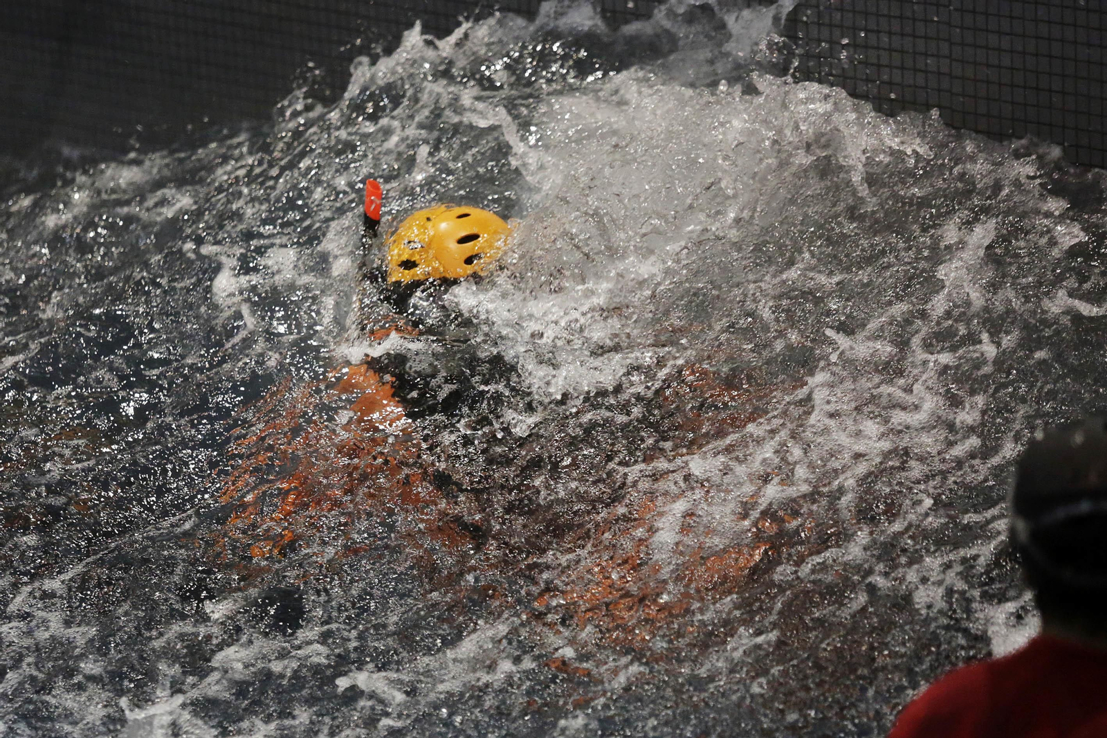 Una jornada de entrenamiento en el simulador de rescates en el mar de la Armada