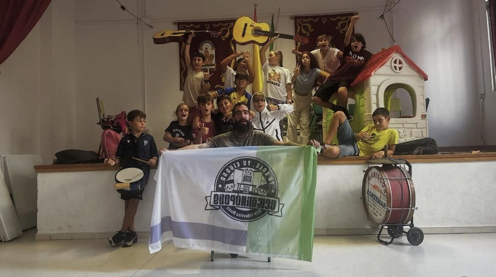 La chirigota infantil 'La tribu caletera'.