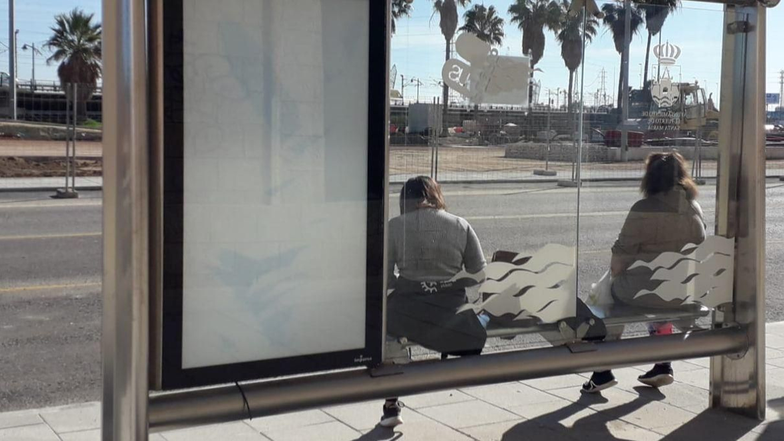 Una parada de autobús en El Puerto, en una imagen de archivo.