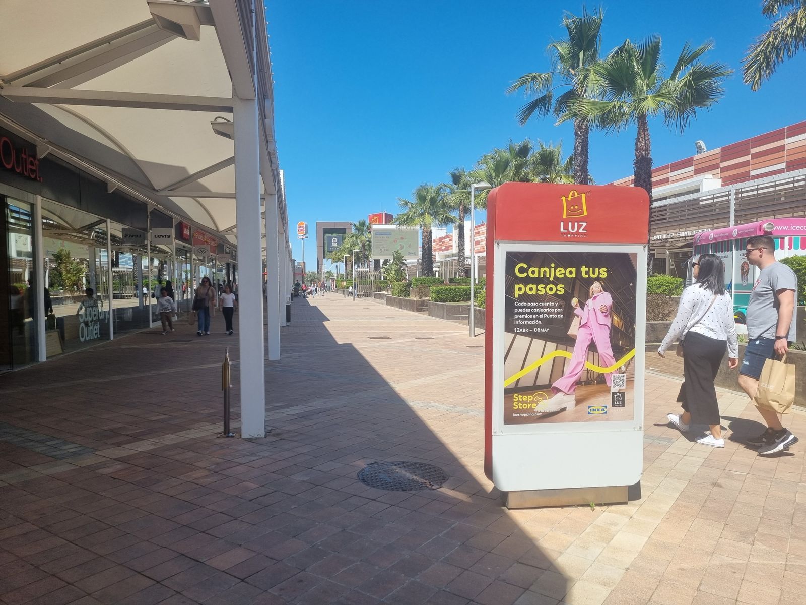 Cartel de la campaña 'Canjea tus pasos' en Luz Shopping.
