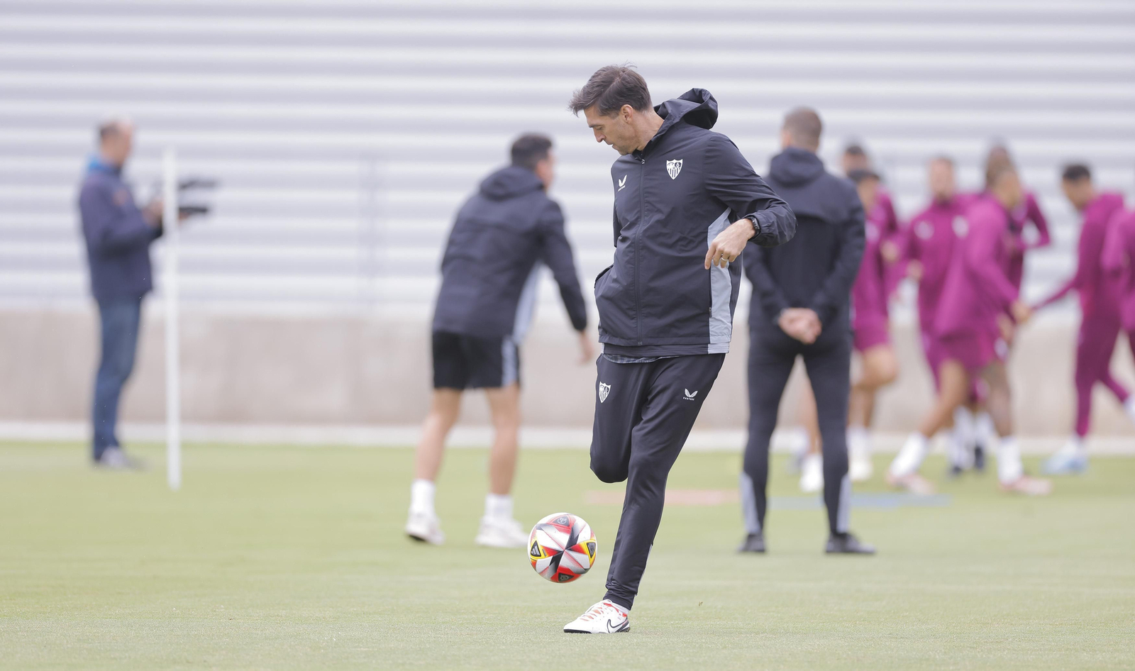 Diego Alonso, en un entrenamiento del Sevilla.