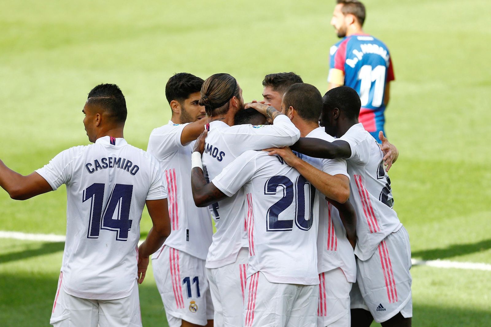 Los jugadores del Real Madrid celebran un gol.