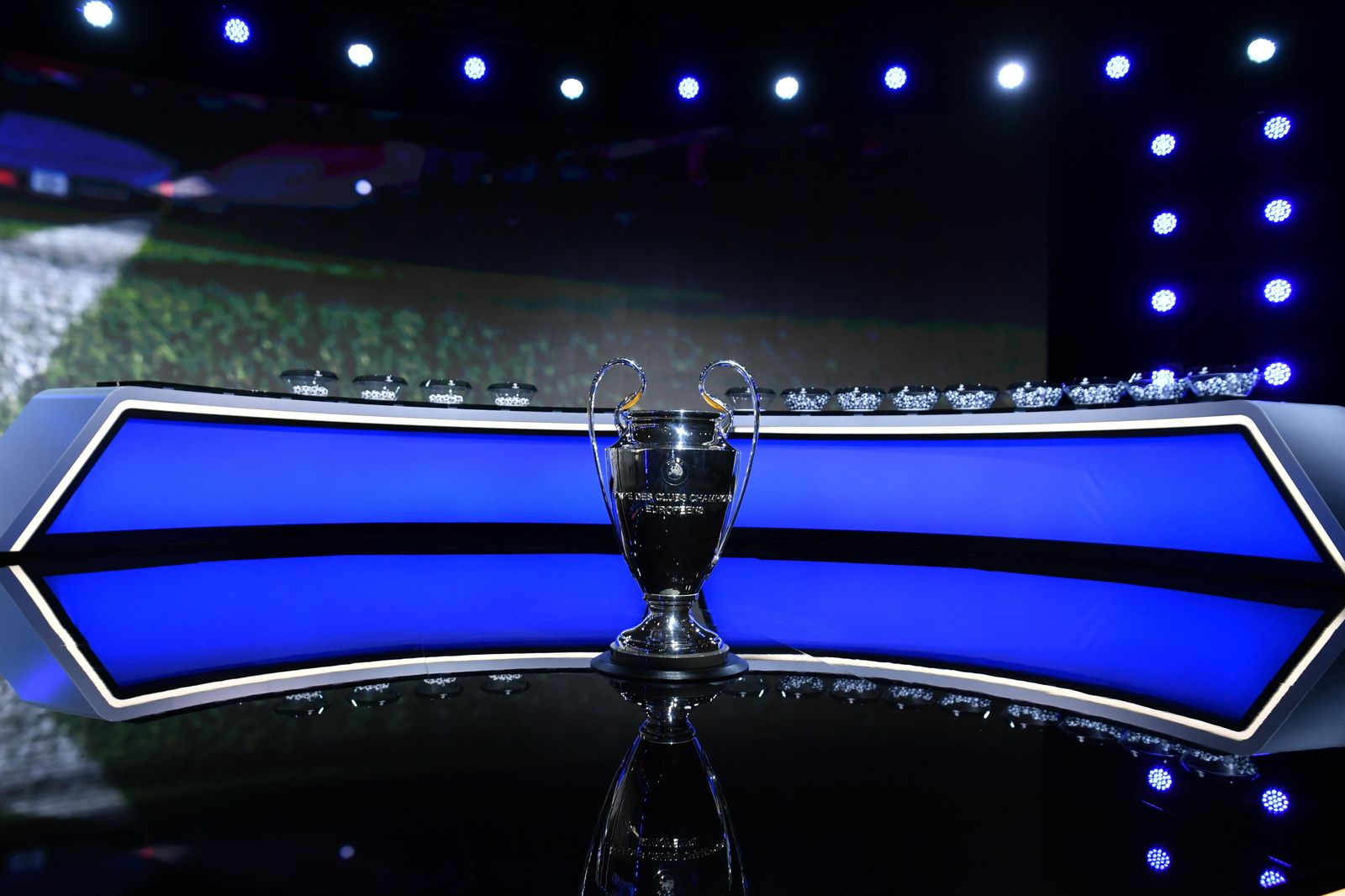 El trofeo de la Champions League, la popular 'orejona', en el anterior sorteo en Ginebra.
